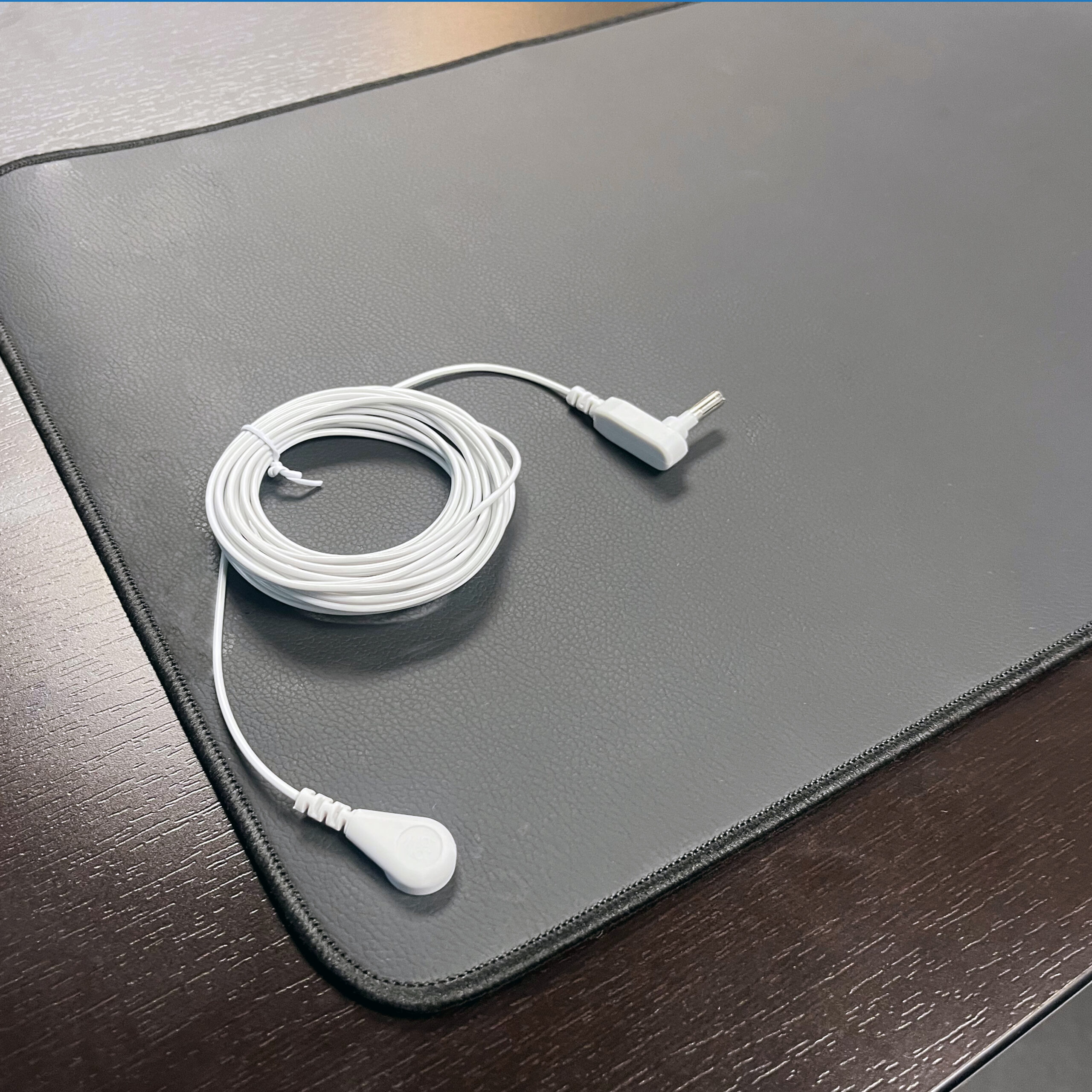 EMATL1230 - Premium PU Leather Anti-Static ESD Safe Desk Mat - Image 4